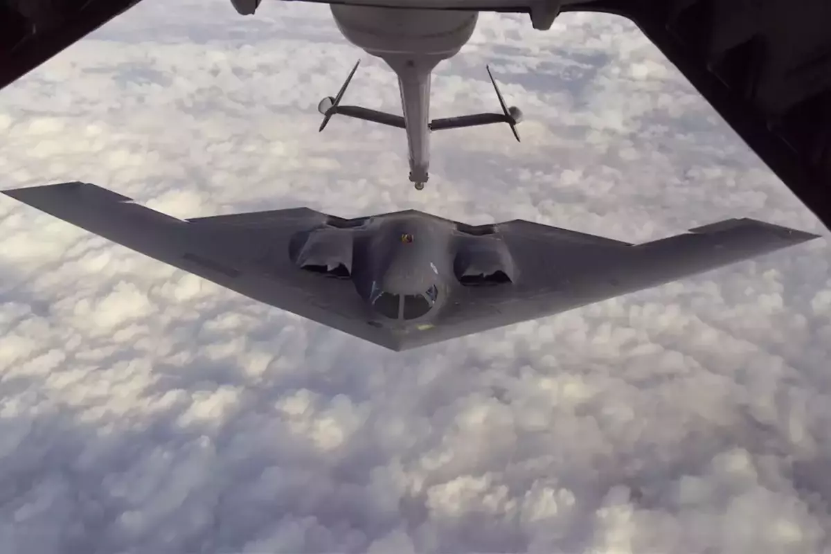 ABD \'görünmez\' kozunu sahaya sürdü! B-2 hayalet bombardıman uçakları İran\'ın balistik füze stoğunu vurdu