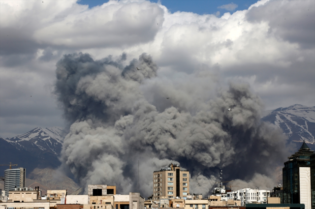 ABD ve İsrail yeni saldırı başlattı! Tahran'da büyük patlama ABD ve İsrail yeni saldırı başlattı! Tahran'da büyük patlama