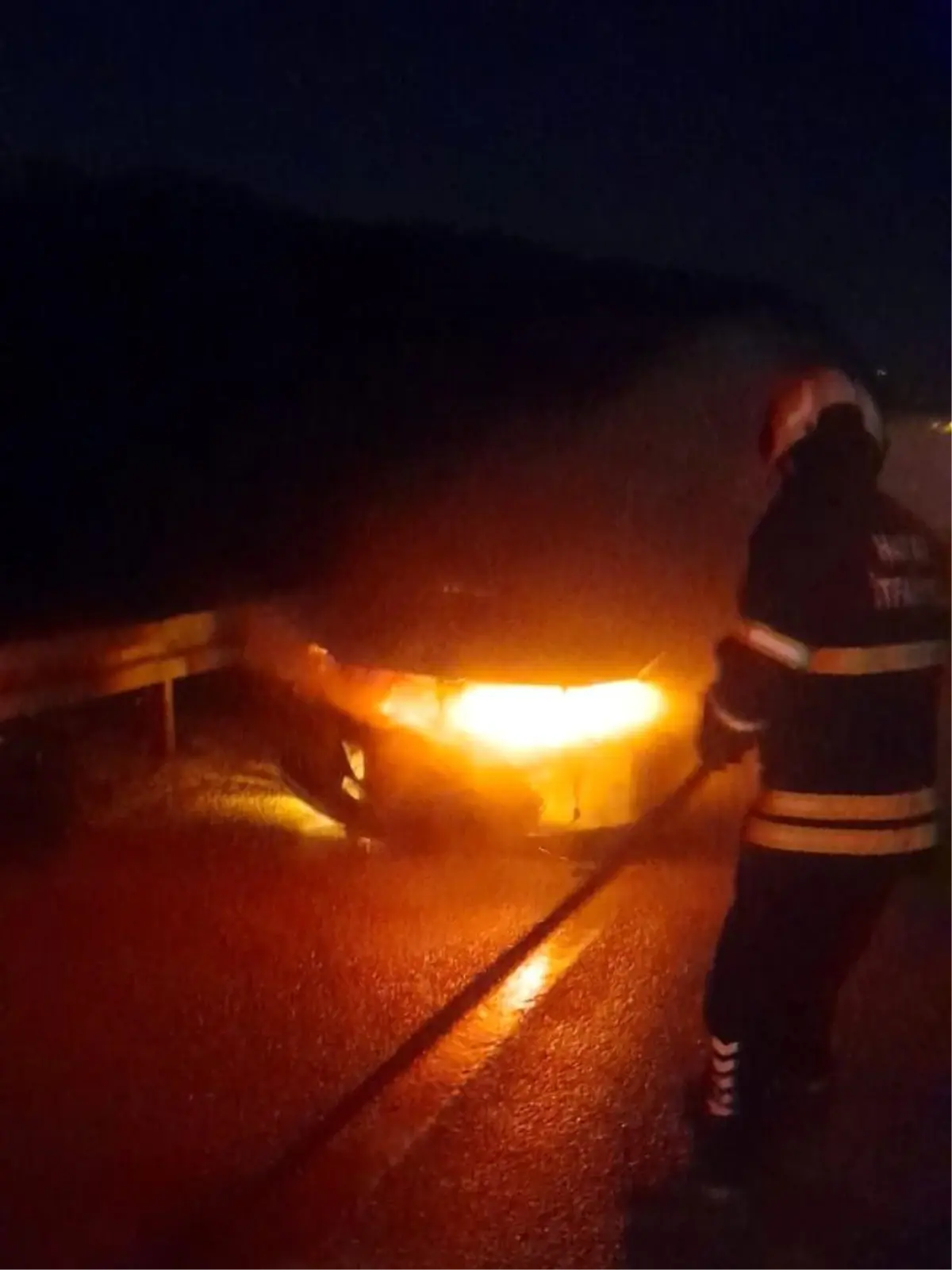 Hatay\'da Seyir Halindeki Otomobilde Yangın