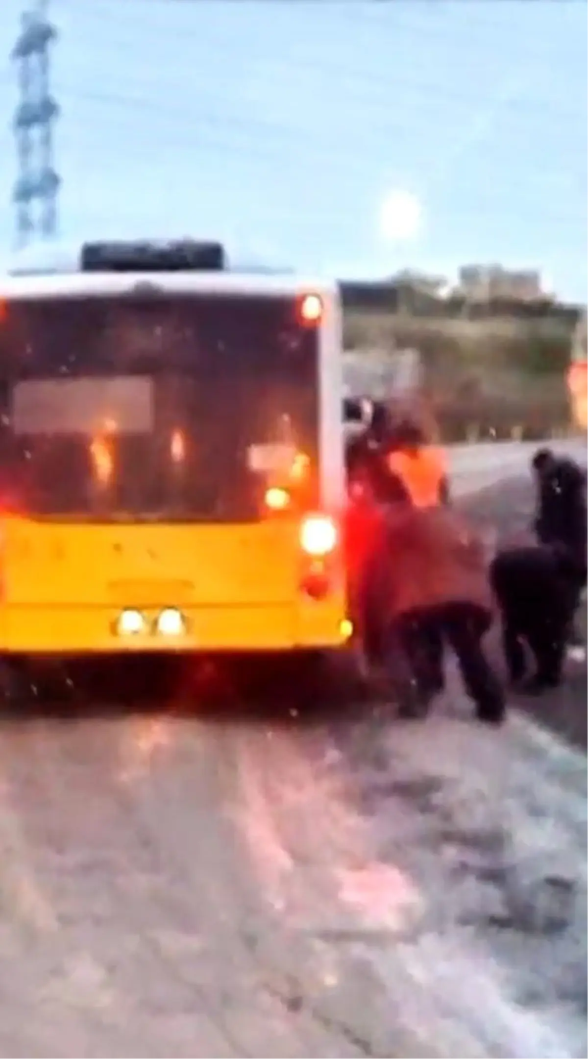 İETT Otobüsü Çamura Sıkıştı, Vatandaşlar Kurtardı