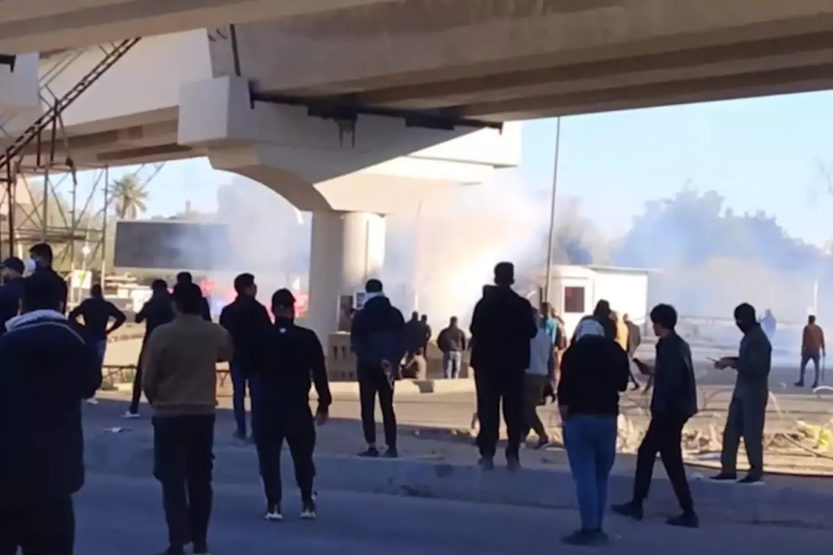 Irak da karıştı! Şiiler Yeşil Bölge\'ye akın etti, polis sert müdahale etti