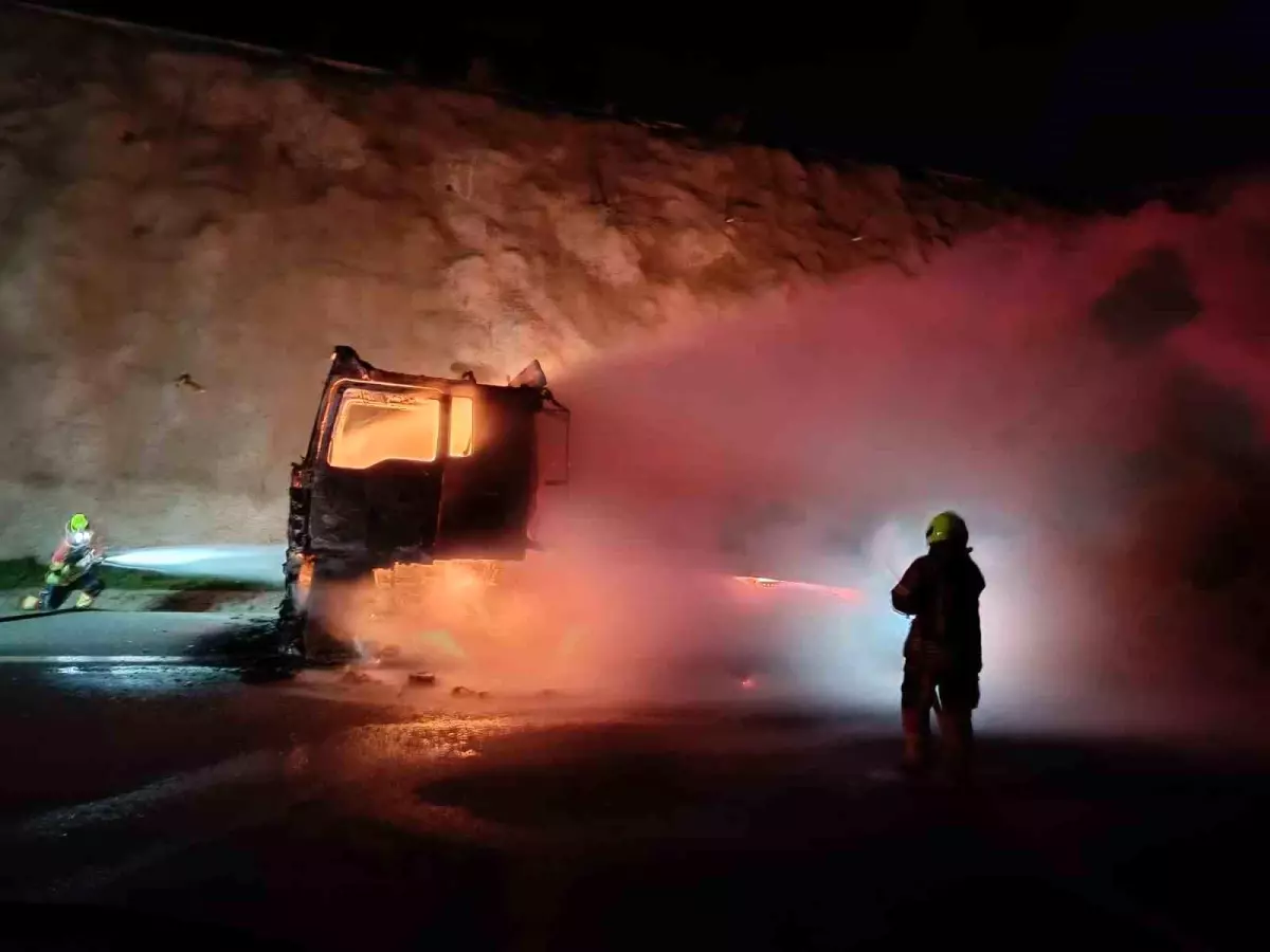 Balıkesir\'de kauçuk yüklü tır alev alev yandı