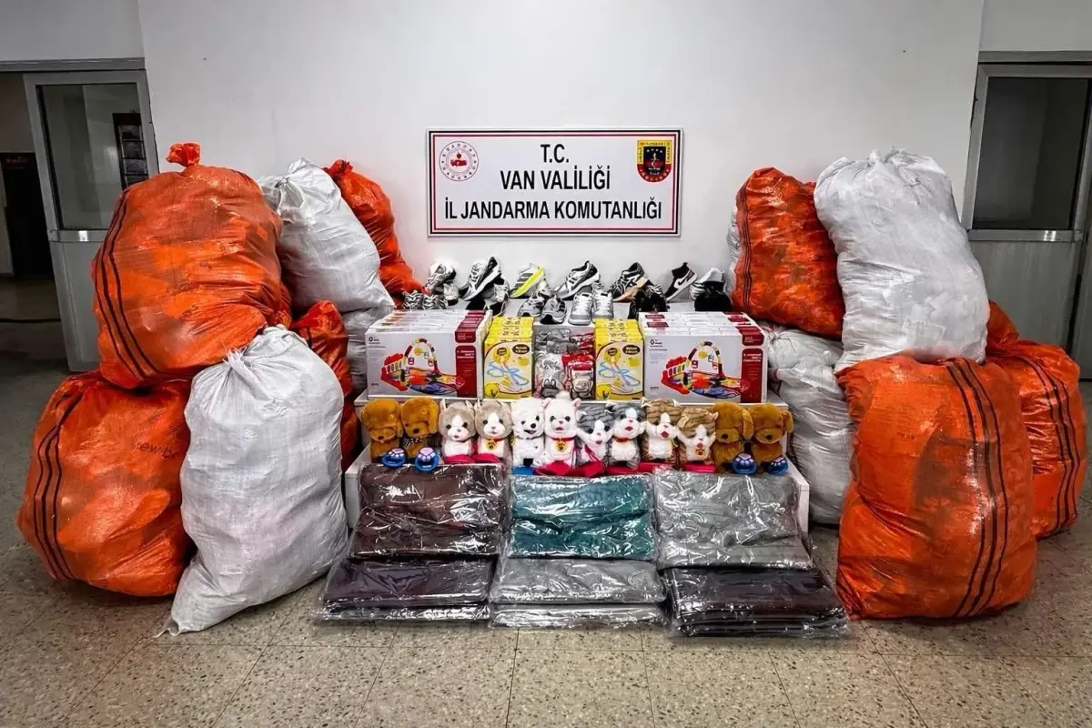 Başkale\'de Kaçak Eşya Operasyonu