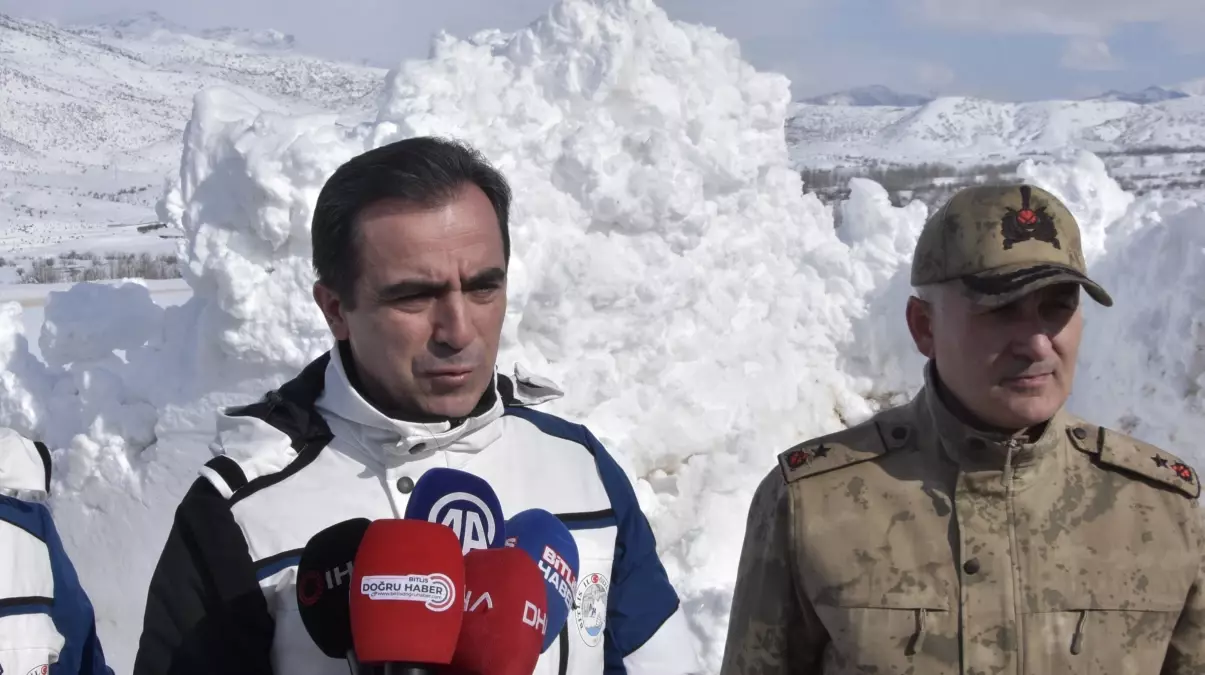 Bitlis\'te Kışla Mücadele: 20 Bin Km Yol Açıldı