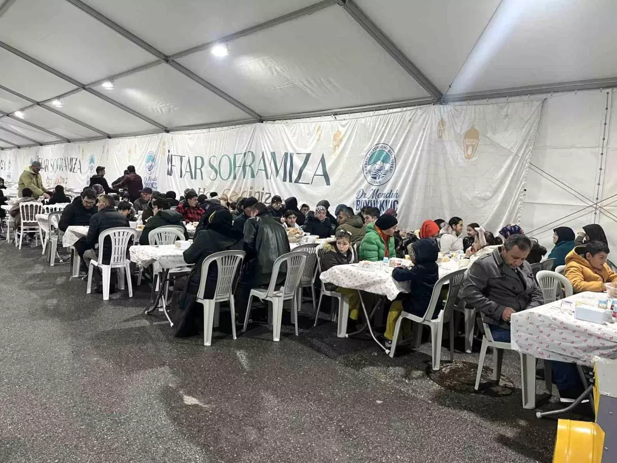 Büyükşehirin iftar sofraları gönüllere dokunuyor