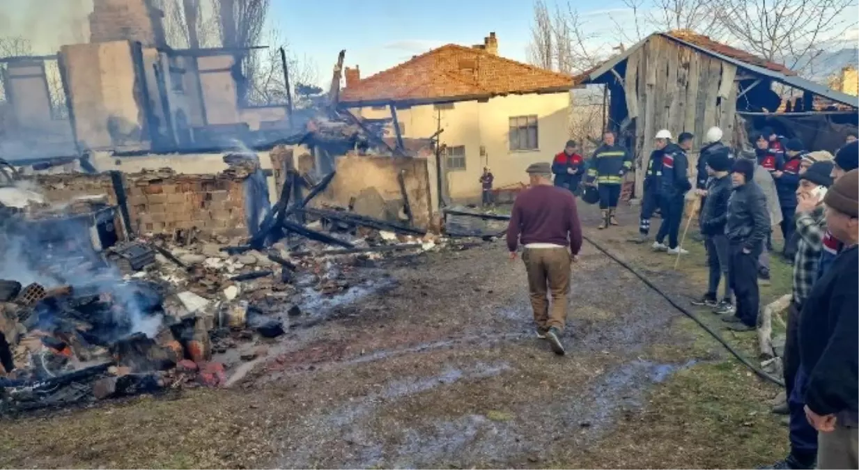 İskilip\'te Yangın: Ev ve Traktör Yandı