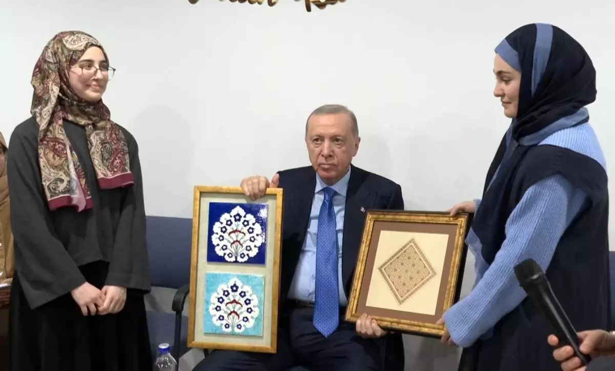 Cumhurbaşkanı Erdoğan, Marmara Üniversitesi İlahiyat Fakültesi Öğrencilerini Ziyaret Etti