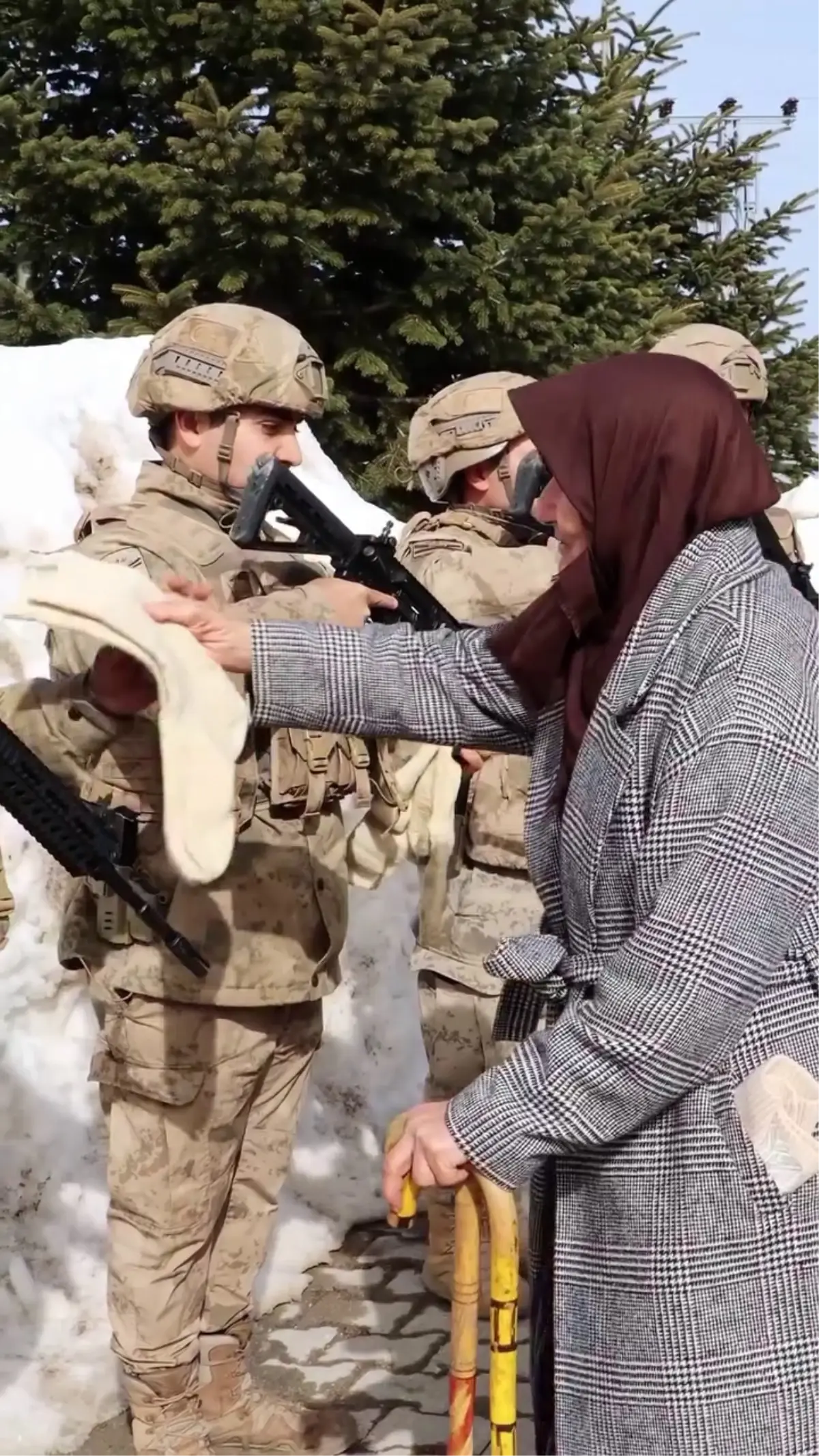 Gülnaz Tarhan\'dan Mehmetçik\'e Çorap Desteği