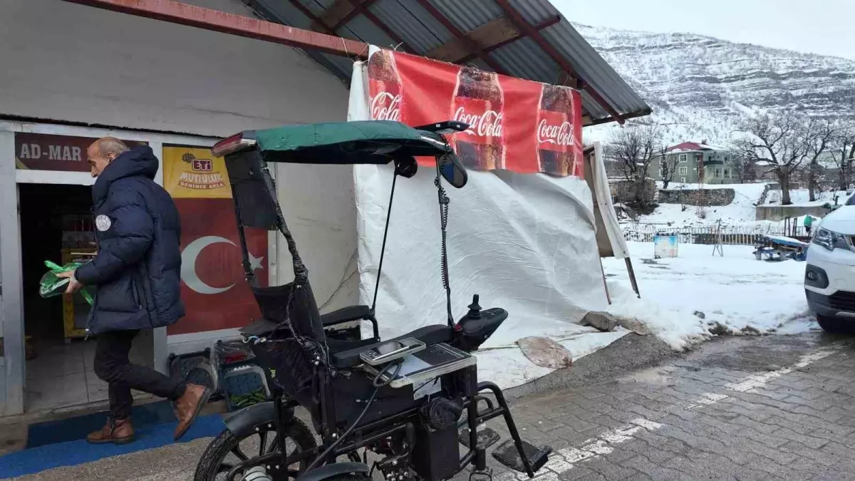 Engelli Çocuk İçin Akülü Sandalyeyi Araca Dönüştürdü