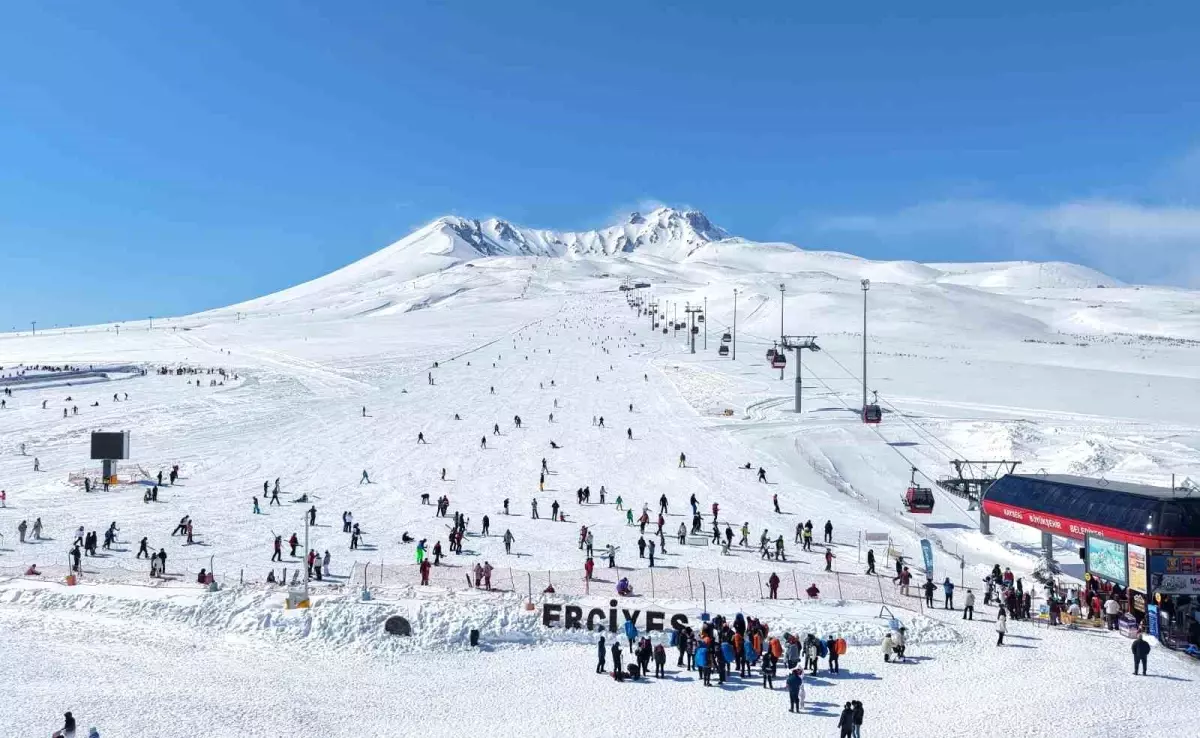 Erciyes Kayak Merkezi\'nde Yoğun Hafta Sonu