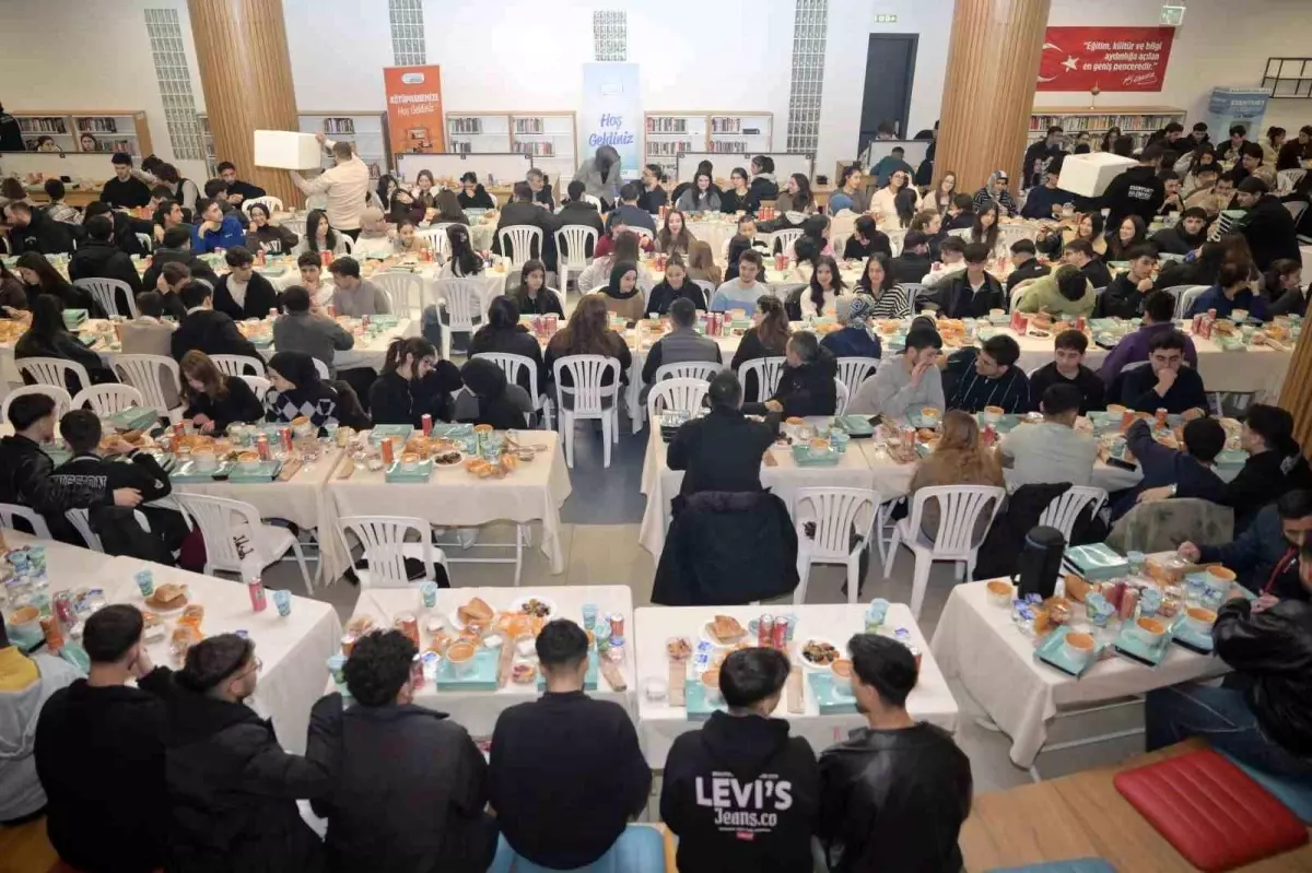 Esenyurt\'ta gençlerle iftar buluşması