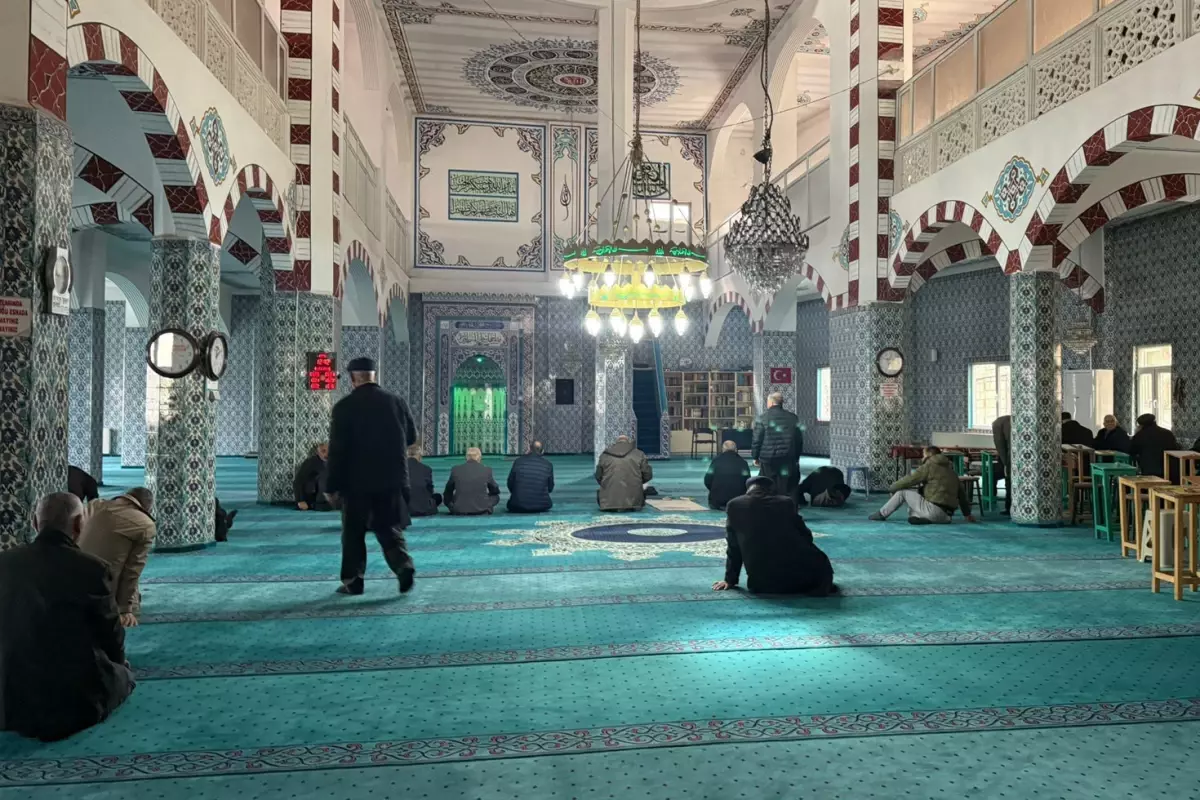 Bir ilimizin camilerinde Hamaney için Kur\'an-ı Kerim okundu