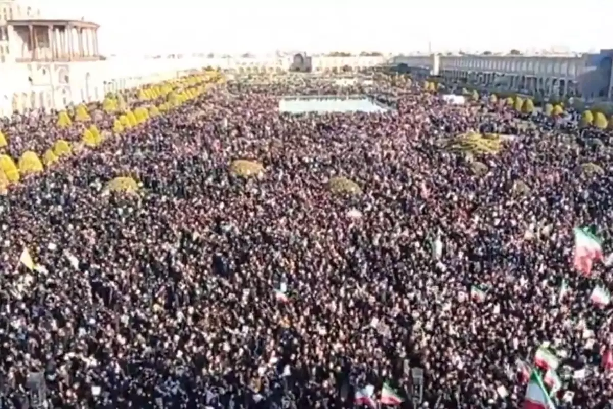 Hamaney\'in ölümü sonrası İsfahan\'da binlerce kişi sokağa indi