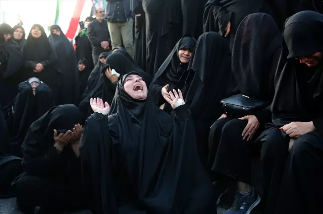 Hamaney'in ölümü sonrası halk intikam yeminleri ediyor! Kendilerini yumruklayarak ağıt yaktılar