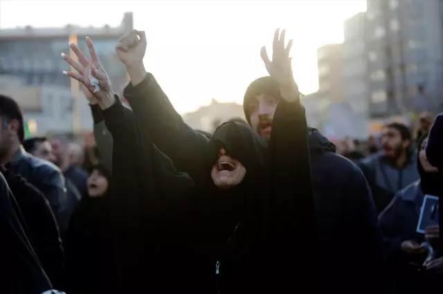 Hamaney'in ölümü sonrası halk intikam yeminleri ediyor! Kendilerini yumruklayarak ağıt yaktılar