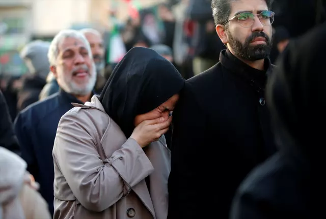 Hamaney'in ölümü sonrası halk intikam yeminleri ediyor! Kendilerini yumruklayarak ağıt yaktılar