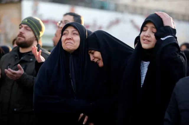 Hamaney'in ölümü sonrası halk intikam yeminleri ediyor! Kendilerini yumruklayarak ağıt yaktılar