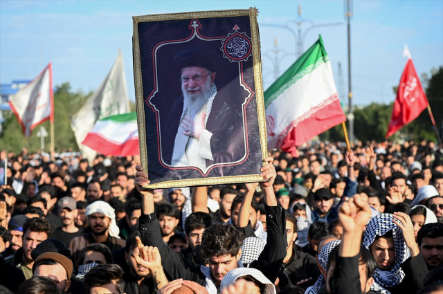 Hamaney'in ölümü sonrası Tahran'da mahşeri kalabalık! Binlerin ağzında tek slogan var
