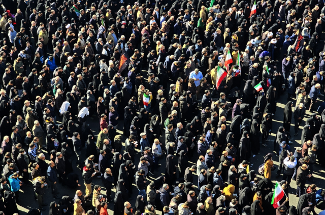 Hamaney'in ölümü sonrası Tahran'da mahşeri kalabalık! Binlerin ağzında tek slogan var