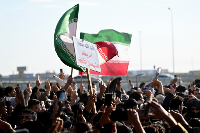 Hamaney'in ölümü sonrası Tahran'da mahşeri kalabalık! Binlerin ağzında tek slogan var