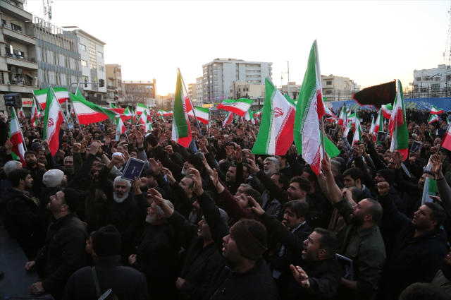 Hamaney'in ölümü sonrası Tahran'da mahşeri kalabalık! Binlerin ağzında tek slogan var