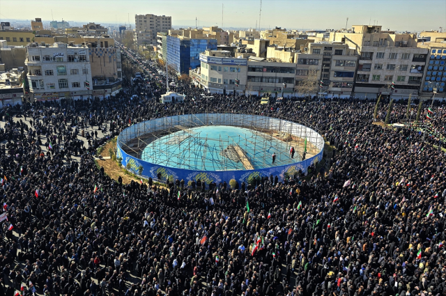 Hamaney'in ölümü sonrası Tahran'da mahşeri kalabalık! Binlerin ağzında tek slogan var