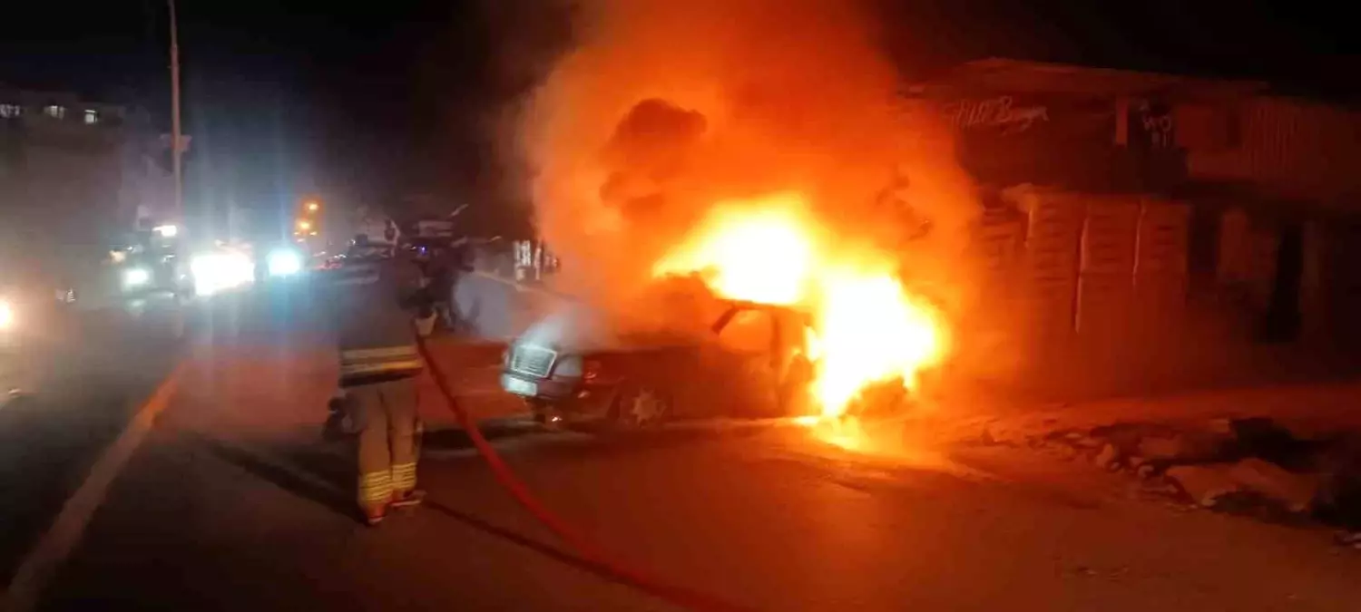 Hatay\'da alevlere teslim olan otomobil kullanılamaz hale geldi