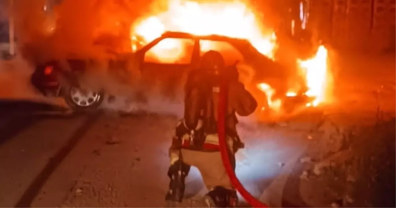 Hatay\'da Seyir Halindeki Otomobil Alev Aldı