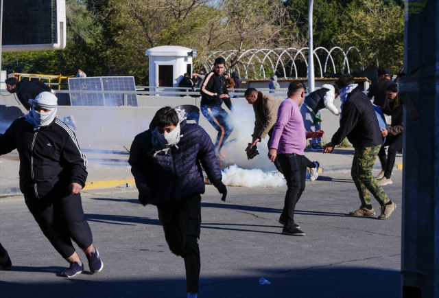 Irak da karıştı! Şiiler Yeşil B&ouml;lge'ye akın etti, polis sert m&uuml;dahale etti