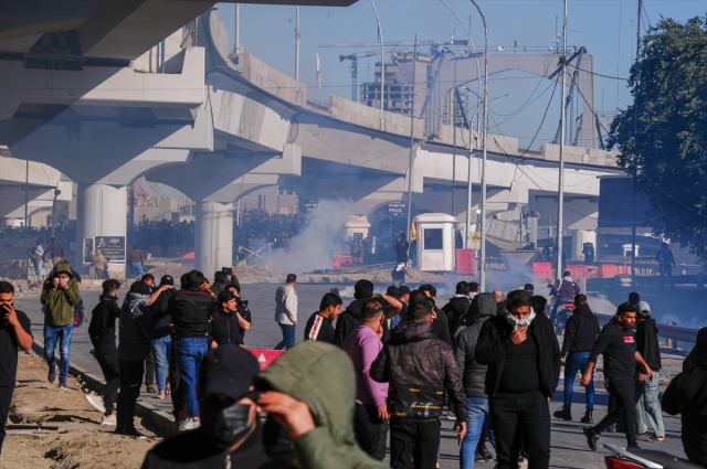 Irak da karıştı! Şiiler Yeşil B&ouml;lge'ye akın etti, polis sert m&uuml;dahale etti