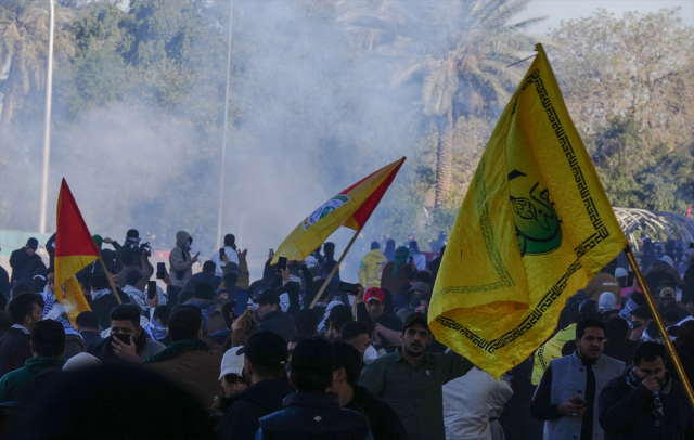 Irak da karıştı! Şiiler Yeşil B&ouml;lge'ye akın etti, polis sert m&uuml;dahale etti