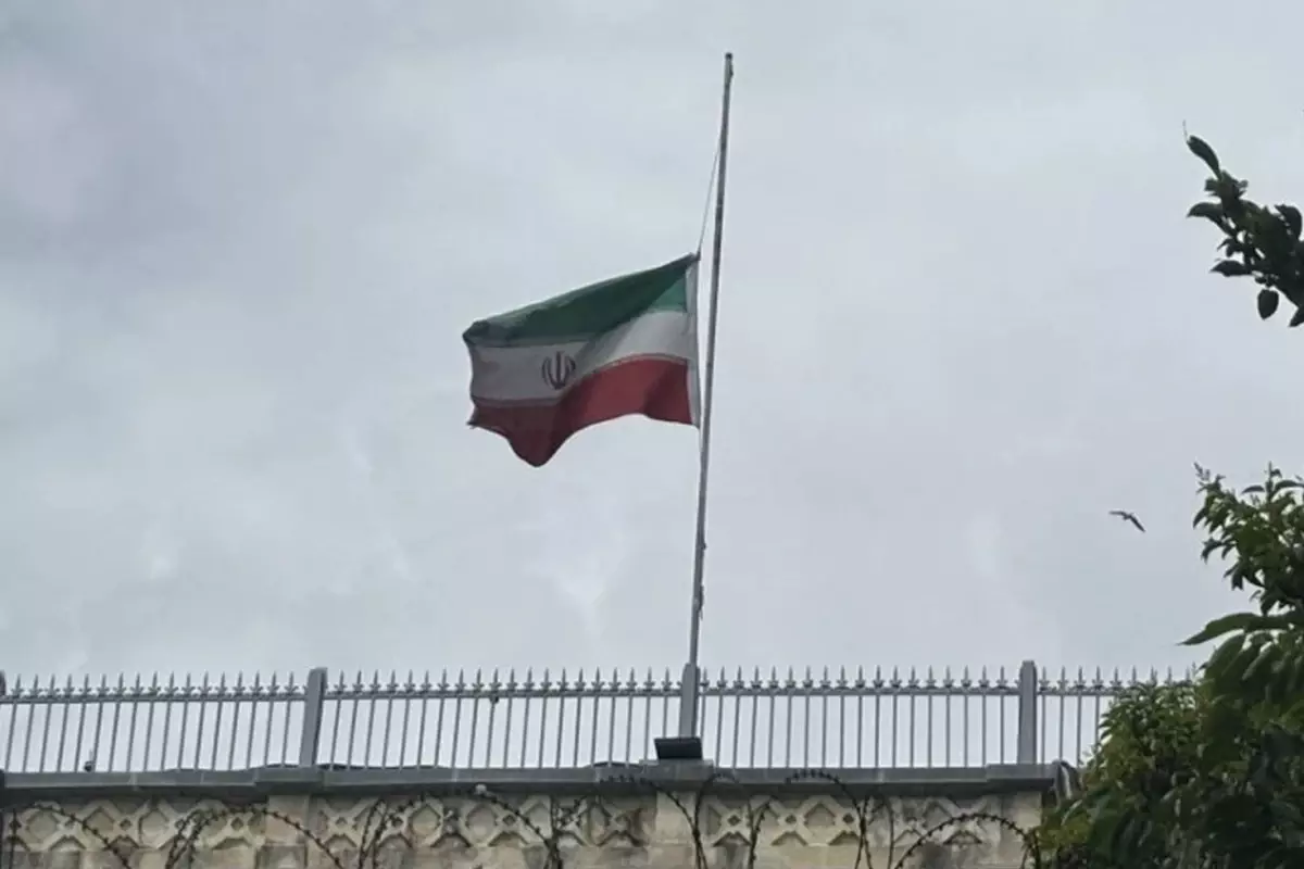 İstanbul\'da İran Konsolosluğu\'nda yas: Bayrak yarıya indirildi