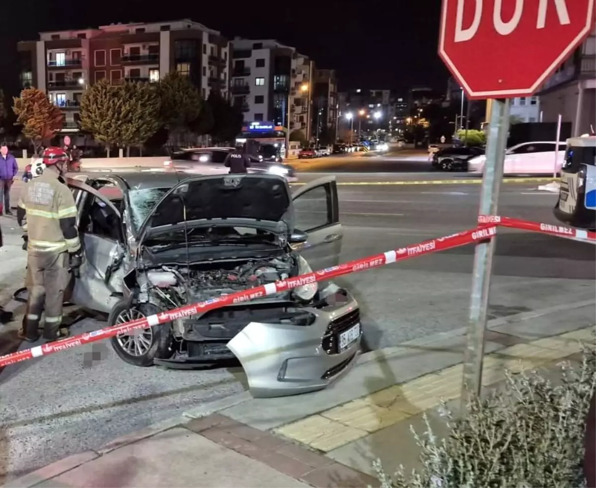 İzmir\'de Motosiklet Kazası: 1 Ölü, 2 Yaralı