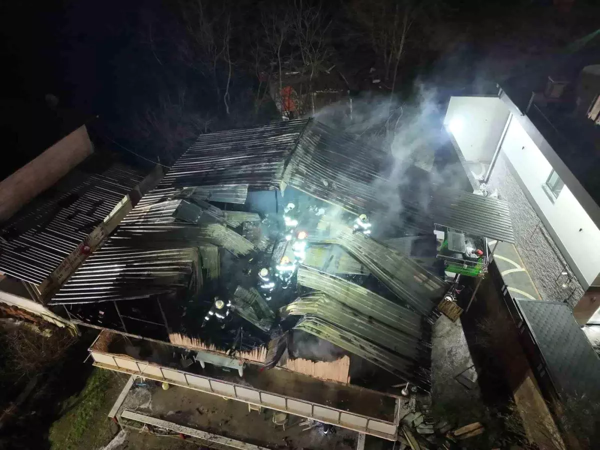 Kocaeli\'de 2 katlı evin çatısı alevlere teslim oldu