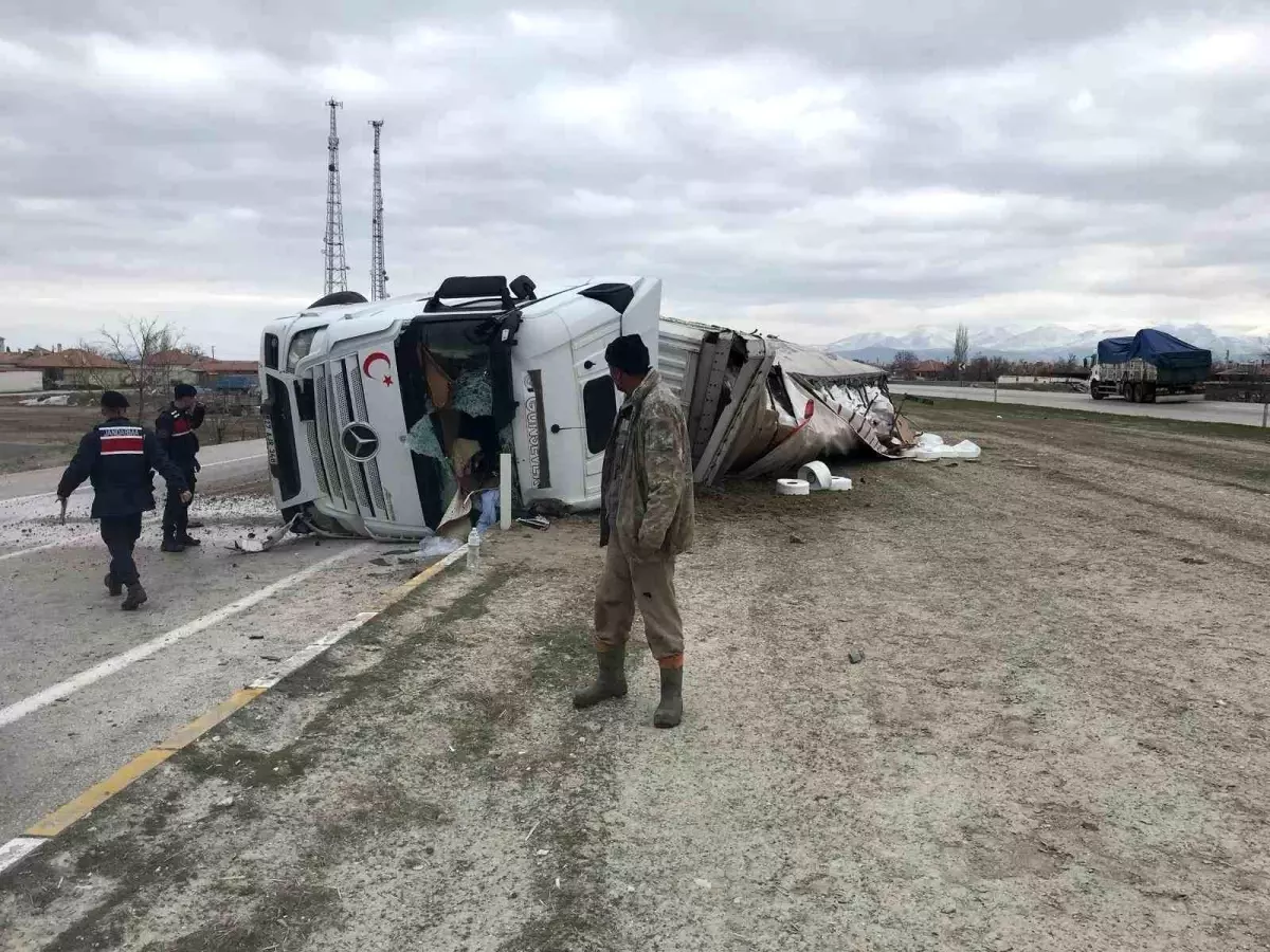 Ereğli\'de Tır Devrildi: Sürücü Yaralı
