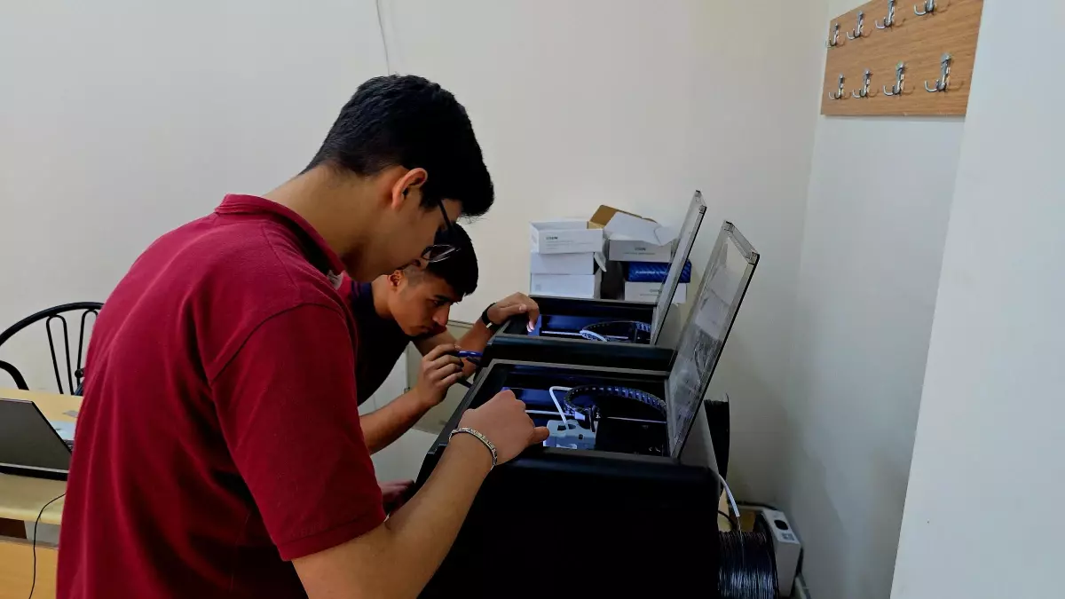 Öğrenciler 3D Yazıcılarla Gelir Elde Ediyor