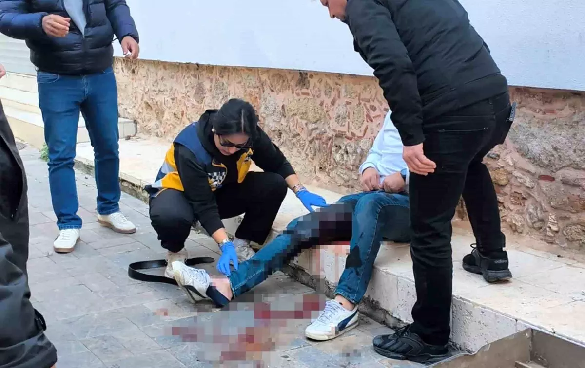 Antalya\'da Kavga: 3 Yaralı, Şüpheli Kaçtı