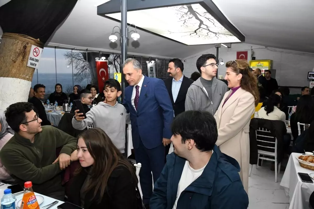 Osmaniyeli öğrenciler İstanbul\'da kurulan iftar sofrasında bir araya geldi