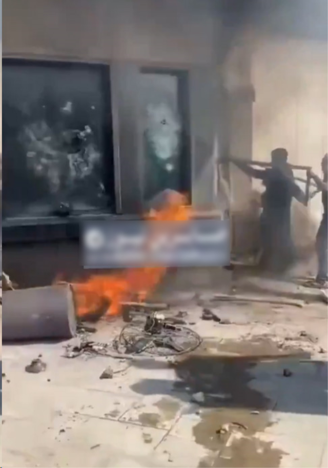 Pakistan da karıştı! ABD Başkonsolosluğu'na saldırdılar, ölü ve yaralılar var