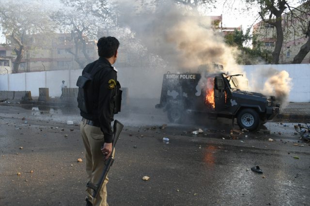 Pakistan'daki ABD konsolosluğu önünde protesto: Can kaybı 21'e yükseldi Pakistan'daki ABD konsolosluğu önünde protesto: Can kaybı 21'e yükseldi