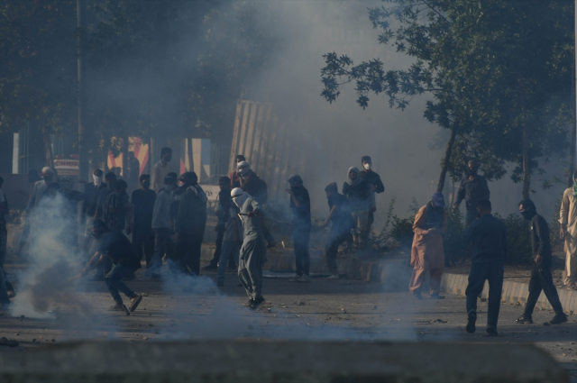 Pakistan'daki ABD konsolosluğu önünde protesto: Can kaybı 21'e yükseldi Pakistan'daki ABD konsolosluğu önünde protesto: Can kaybı 21'e yükseldi