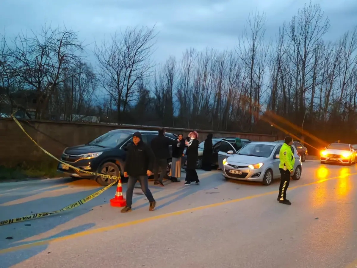 Akyazı\'da Kafa Kafaya Çarpışma: 1 Ölü, 1 Yaralı