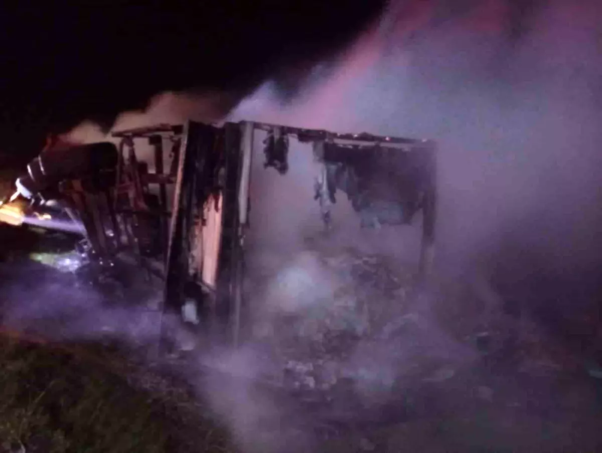 Şırnak\'ta Mandalina Yüklü Tır Yangını