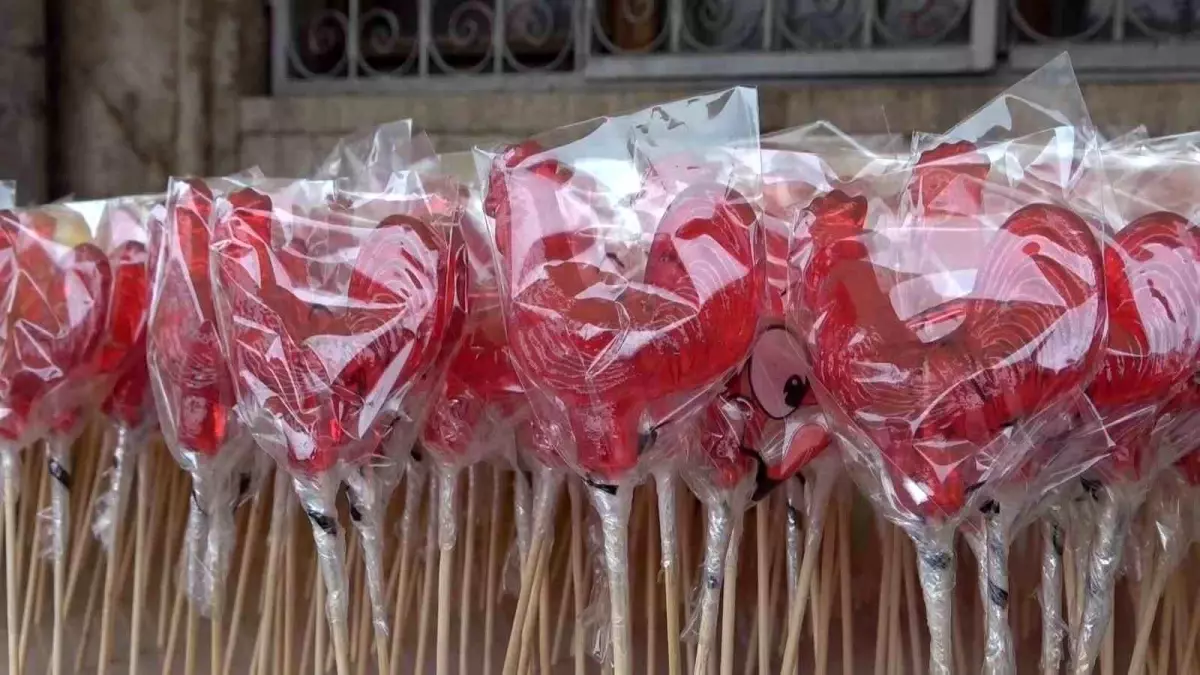 Sivas\'ta Ramazan Geleneği: Horoz Şekerleri Tezgahta