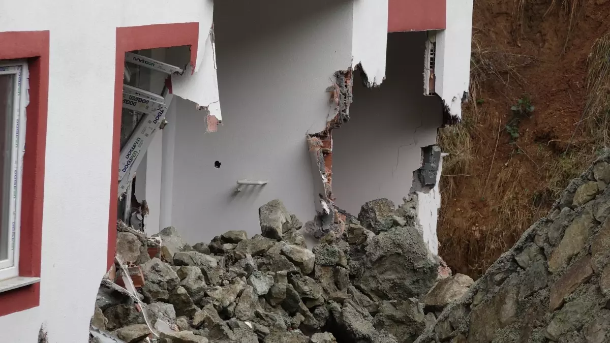 Yomra\'da İstinat Duvarı Çöktü