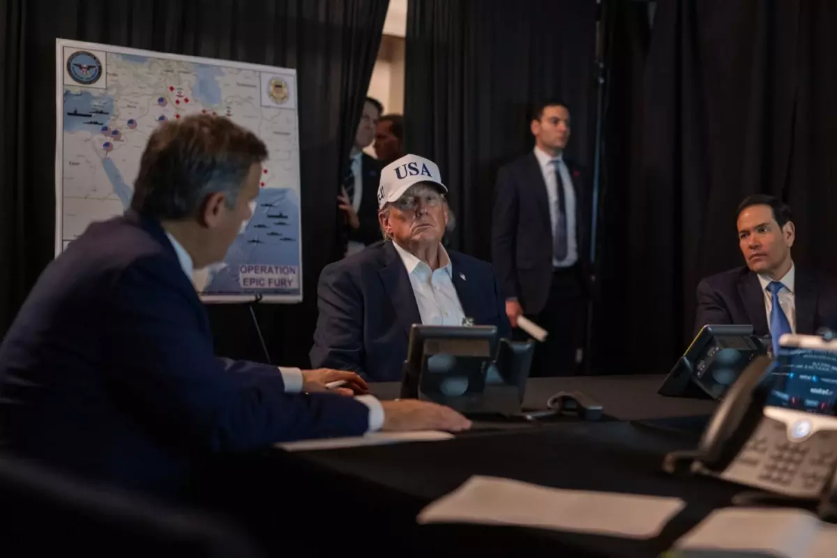 Trump mesaj mı verdi? Arkasındaki haritada Türkiye detayına dikkat