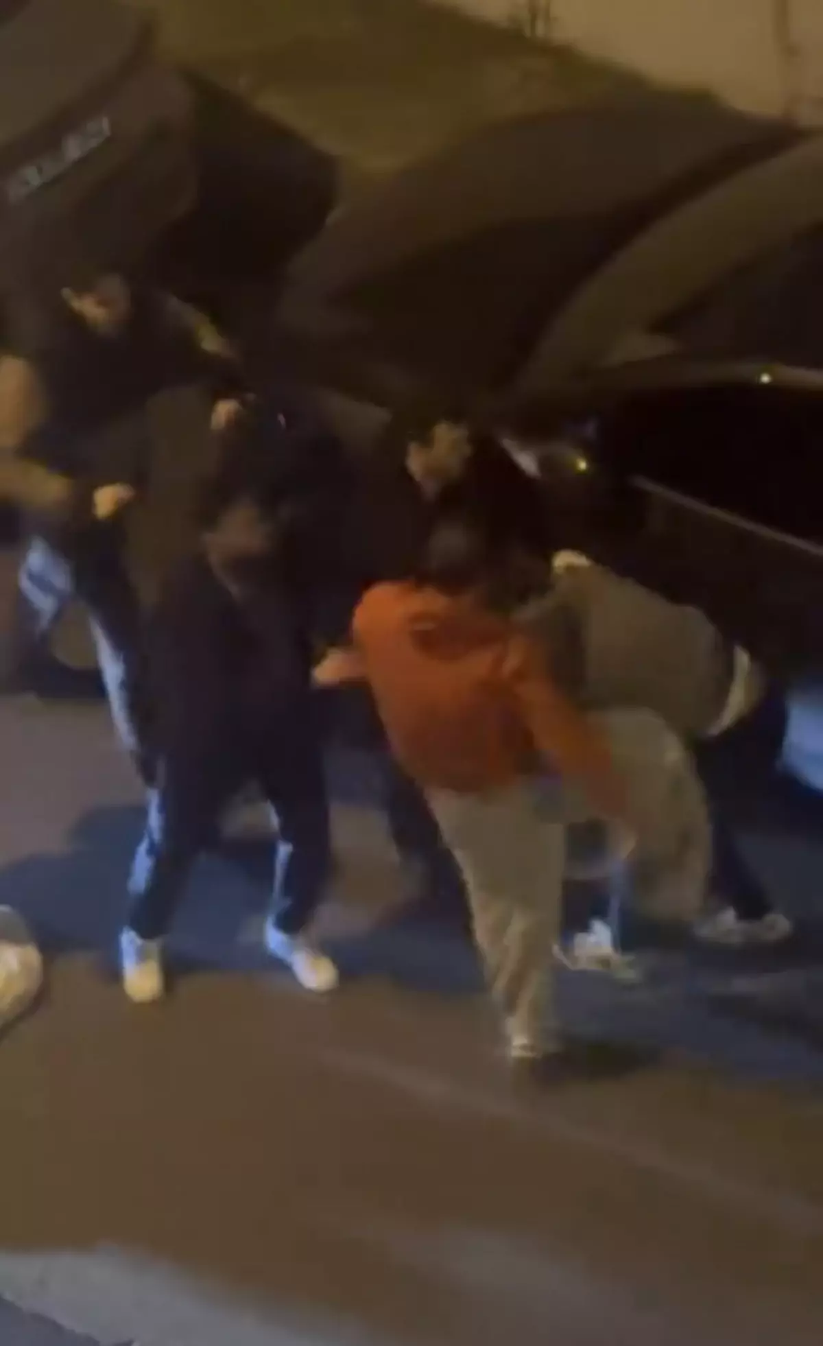 Üsküdar\'da Yolda Kavga: Ters Yönden Gelen Araç Tartışmaya Neden Oldu