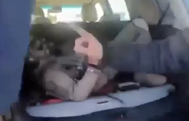 ABD askerinin itibarı yerlerde! Elinde sopayla karşılayıp diz çöktürdü