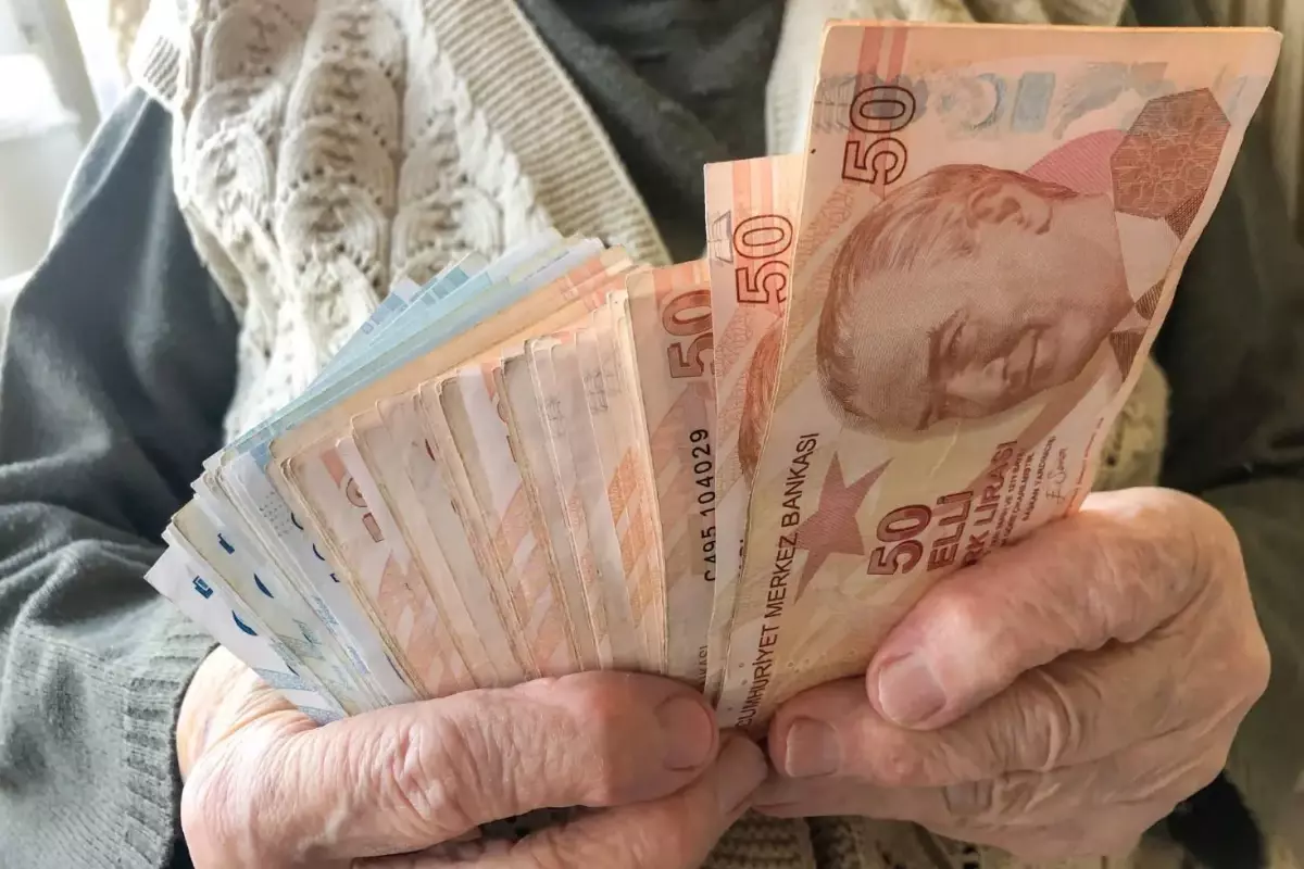 AK Parti\'den bayram ikramiyesine zam bekleyen emeklileri üzen açıklama