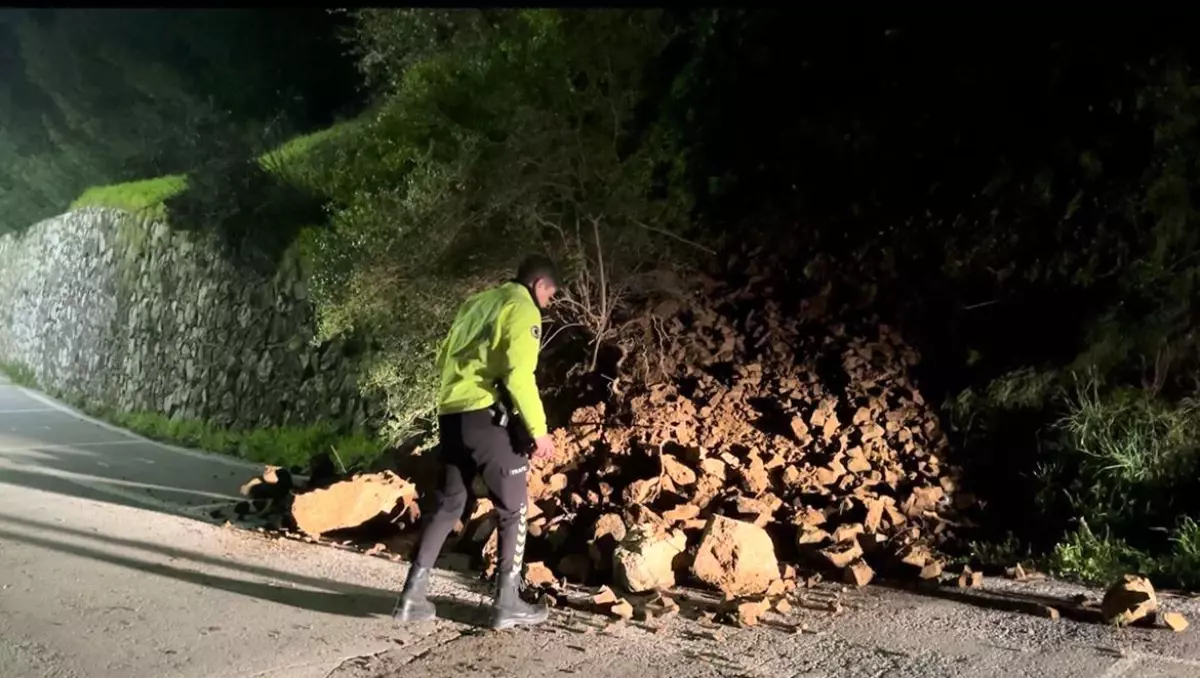 Bursa\'da Toprak Kayması: Kaza Kıl Payı Atlatıldı